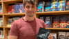 Autor David Katzenellenbogen (alias David Kess) mit seinem Roman „Zettel“ in einer Buchhandlung. 