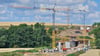 Die Großbaustelle für die Einetalbrücke nahe Westdorf ist durch die Kräne weithin sichtbar.