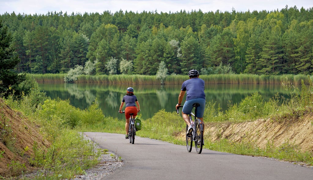 Nur wenige Minuten nach der offiziellen Übergabe des „Kohle-Dampf-Licht-Seen-Radwegs“ nutzen die ersten Radfahrer die neue Strecke.