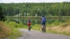 Nur wenige Minuten nach der offiziellen Übergabe des „Kohle-Dampf-Licht-Seen-Radwegs“ nutzen die ersten Radfahrer die neue Strecke.