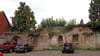Der Stadtmauerabschnitt Hohe Straße 17 in Quedlinburg war durch eindringende Feuchtigkeit, Frost und Bewuchs bereits teils zerstört, der Hofbereich unmittelbar davor abgesperrt.