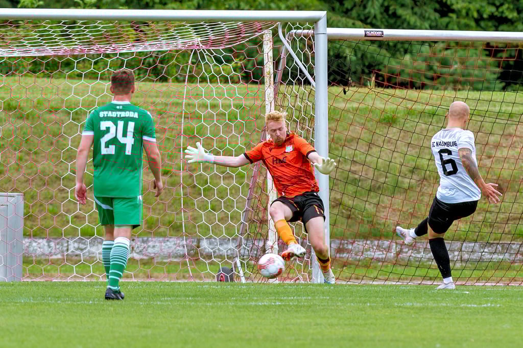 Laurens Zintsch scheitert im ersten Elfmeter-Versuch, kann mit dem Nachschuss aber Gästekeeper Philipp Kraft zum 1:1 überwinden.