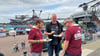 Deutsche Grill- und BBQ-Meisterschaft in Ferropolis:  Hausherr Thies Schröder (Mitte) fachsimpelt mit Vertretern vom Team Real Smoke Barbecue. 