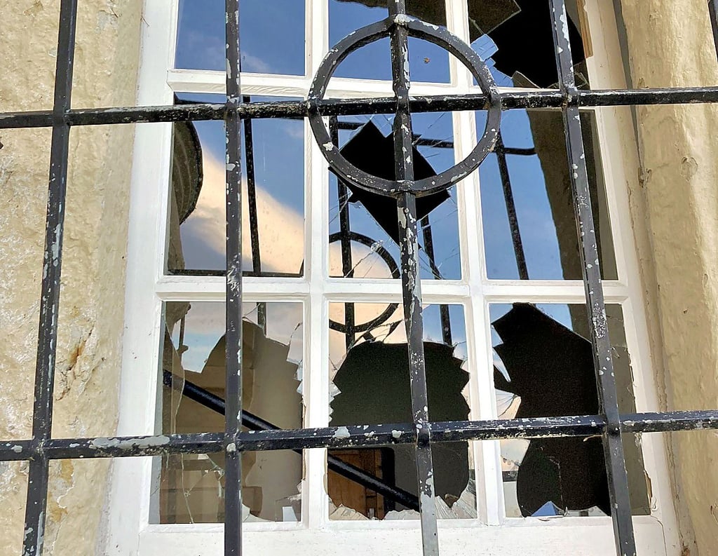 Das gerade sanierte Fenster wurde wenige Tage nach seinem Einbau schon wieder eingeworfen.