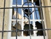 Das   gerade sanierte Fenster wurde wenige Tage nach seinem Einbau schon wieder eingeworfen.  