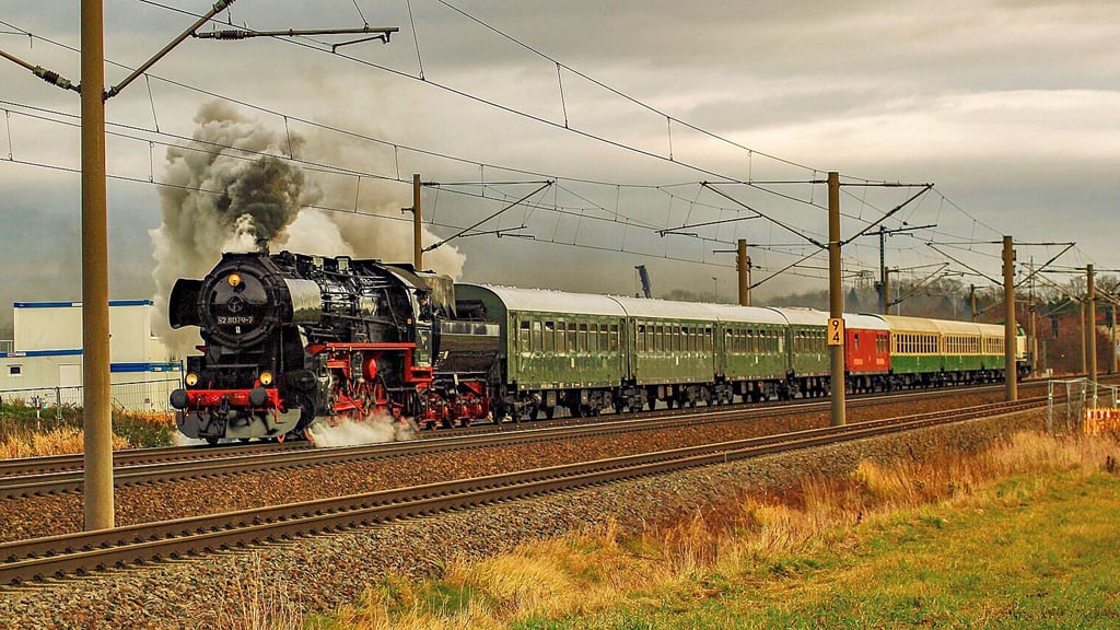 Mit Dampflok und Salzland-Express inklusive Mitropa-Wagen nostalgisch zum Winzerfest nach Freyburg reisen - dazu laden die Staßfurter Eisenbahnfreunde am 13. September wieder ein.