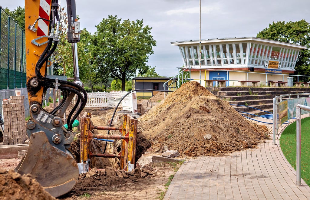 Die Bauarbeiten für die neue Abwasserleitung für Sekundar- und Grundschule schreiten voran und sollen zum Ferienende abgeschlossen sein. Hinter dem Kampfrichterturm des Sportforums befindet sich ein Pumpwerk, das dann außer Betrieb genommen werden wird.
