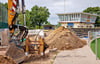Die Bauarbeiten für die neue Abwasserleitung für Sekundar- und Grundschule schreiten voran und sollen zum Ferienende abgeschlossen sein. Hinter dem Kampfrichterturm des Sportforums befindet sich ein Pumpwerk, das dann außer Betrieb genommen werden wird.