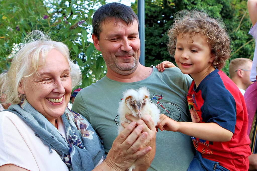 Gitta Linde hält die kleine Lucy, deren Namen Darian (r.) ausgesucht hat.