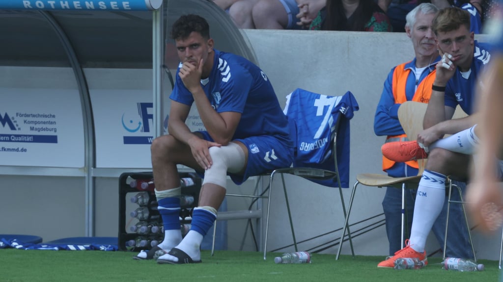 Geknickt: Tobias Müller musste gegen Wolfsburg mit einer Knie-Verletzung vom Feld.
