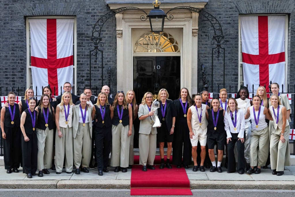 Die englischen Fußballerinnen und Trainerin Sarina Wiegman (mit Pokal) beim Empfang in der Downing Street.