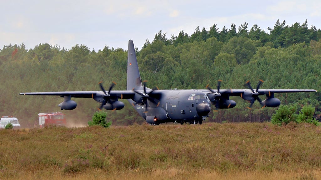 Das Transportflugzeug C-130J der Bundeswehr war Teil der Flugvorführungen beim Tag der offenen Tür auf dem Truppenübungsplatz in Klietz. Es kann auf unbefestigtem Gelände starten und landen.