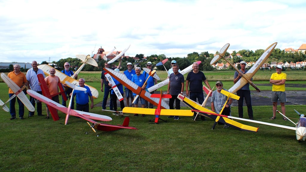 Zum Abschluss gab es in Havelberg auf dem Modellflugplatz das traditionelle Gemeinschaftsfoto von den Antikfliegerfreunden aus ganz Deutschland.