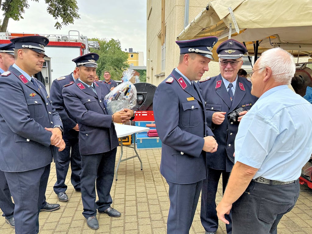 Zu den zahlreichen Gratulanten, die dem Vorsitzenden des Kreisfeuerwehrverbandes, Lothar Meyer (r.), alles Gute wünschten, gehörten auch Kreisbrandmeister Tobias Schumann (3.v.r.) sowie der Verbandsgemeinde-Wehrleiter der Egelner Mulde, Michael Kieler (2.v.l.), Egelns Wehrleiter Michael Rommel (l.) und der stellvertretende Wehrleiter von Tarthun René Palm (3.v.l.).