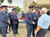 Zu den zahlreichen Gratulanten, die dem Vorsitzenden des Kreisfeuerwehrverbandes, Lothar Meyer (r.), alles Gute wünschten,  gehörten auch  Kreisbrandmeister Tobias Schumann (3.v.r.) sowie der Verbandsgemeinde-Wehrleiter der Egelner Mulde, Michael Kieler (2.v.l.), Egelns Wehrleiter Michael Rommel (l.) und der stellvertretende Wehrleiter von Tarthun René Palm (3.v.l.). 