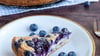 Der Heidelbeerkuchen ist mit Tofu und Sojasahne gemacht. Die Eier im Rezept können Veganer durch Aquafaba ersetzen.