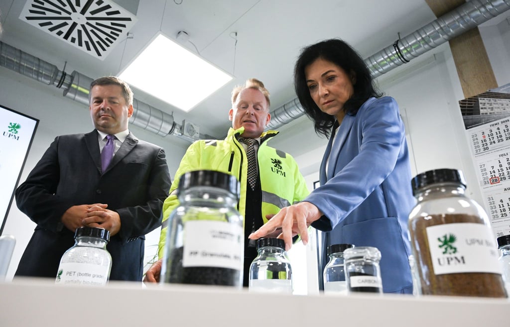 Bundeswirtschaftsministerium Katherina Reiche (CDU, rechts) hat sich im Standort Leuna über die größte Chemieinvestition in Europa informiert: eine Bioraffinerie.