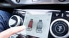 Besser vor der Fahrt ausprobieren: Gerade bei Autos mit Touchdisplay können sich bestimmte Bedienelemente im Menü verstecken und sind nicht ohne Suchen und Tippen erreichbar.