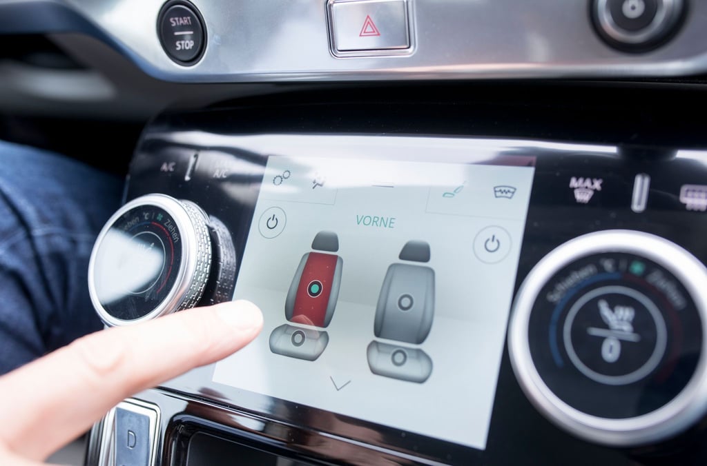 Besser vor der Fahrt ausprobieren: Gerade bei Autos mit Touchdisplay können sich bestimmte Bedienelemente im Menü verstecken und sind nicht ohne Suchen und Tippen erreichbar.
