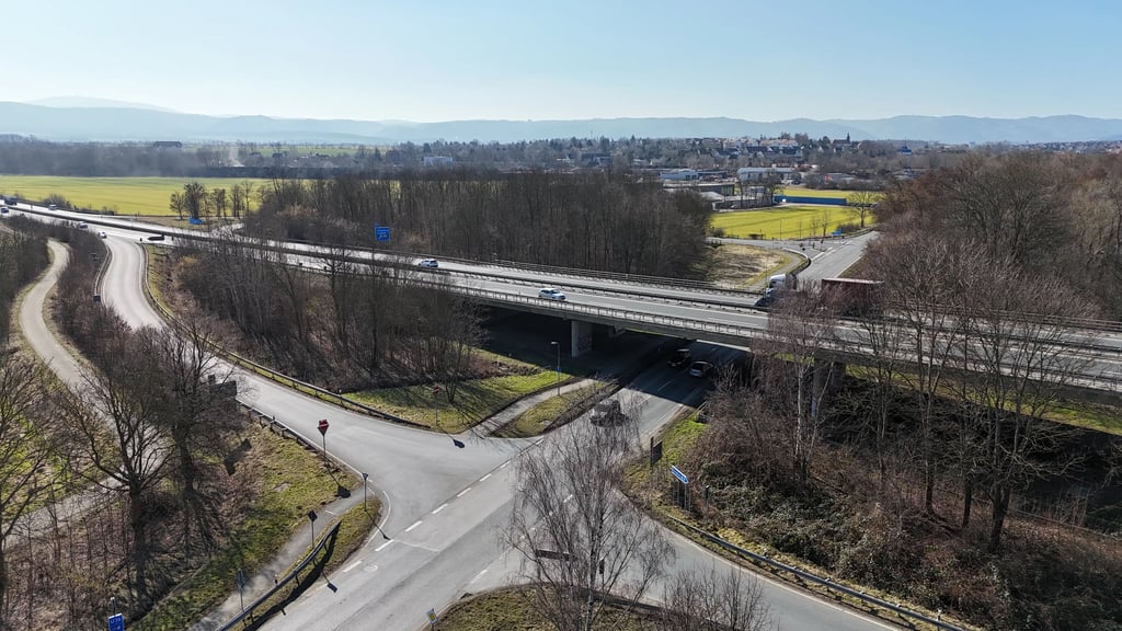 Das Kreuzungsbauwerk "Vi1" ist eine der drei Brücken, die auf der A36 nahe Osterwieck, Vienenburg und Wiedelah erneuert werden. Pendler zwischen den Landkreisen Harz und Goslar müssen mit Verkehreinschränkungen wie Sperrungen und Umleitungen rechnen.