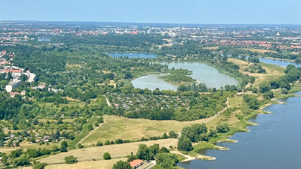 Blick aus der Luft auf die Salbker Seen in Magdeburg. Der Salbker See I, der jedes Jahr im Spätsommer umkippt, präsentiert sich als trübe Suppe.
