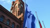 Israels Flagge weht schon länger vor dem Roten Rathaus neben anderen Fahnen. (Archivbild)