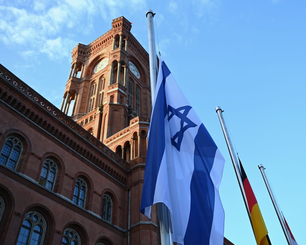 Israels Flagge weht schon länger vor dem Roten Rathaus neben anderen Fahnen. (Archivbild)