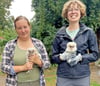 Hofkoordinatorin Sophie Hoffmann (l.) und FÖJlerin Leonie Henke päppeln zwei Schleiereulen wieder auf.