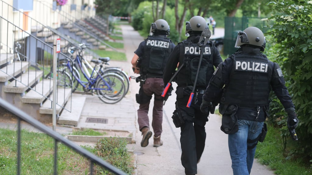 Das Spezialeinsatzkommando stürmte in den Morgenstunden eine Wohnung in Sangerhausen.