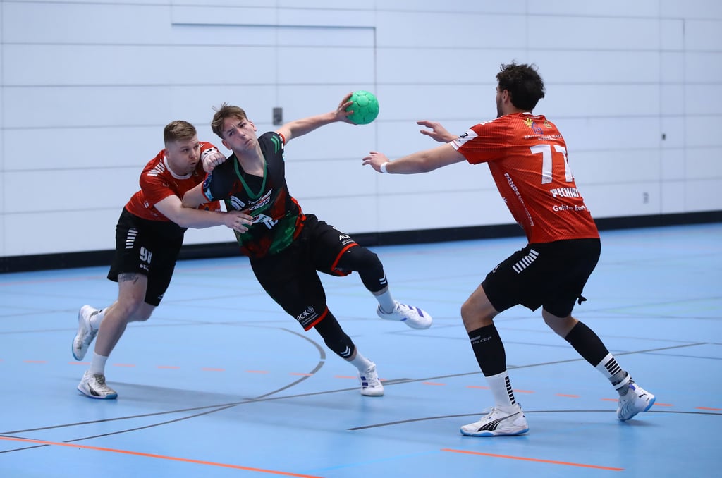 Noah Hensen (am Ball) reist mit Monty Kleinsteuber zum Medaillenkampf nach Ägypten.