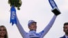 Florian Lipowitz jubelt auf dem Podium in Paris über seinen dritten Platz bei der Tour de France.