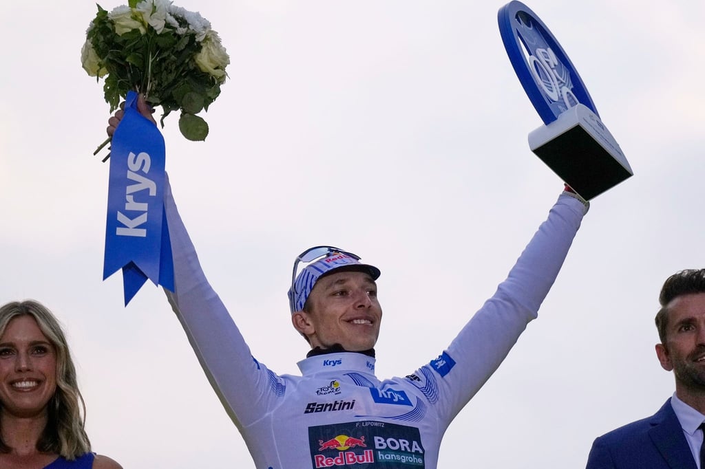 Florian Lipowitz jubelt auf dem Podium in Paris über seinen dritten Platz bei der Tour de France.