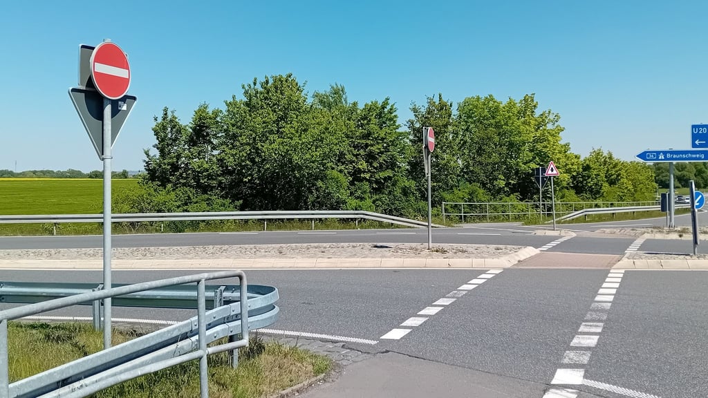 Die A36-Abfahrt Wernigerode-Mitte: Schon 2023 sollte der Radweg rot markiert und für die von der Autobahn abfahrenden Kraftfahrer ein Stoppzeichen montiert werden.