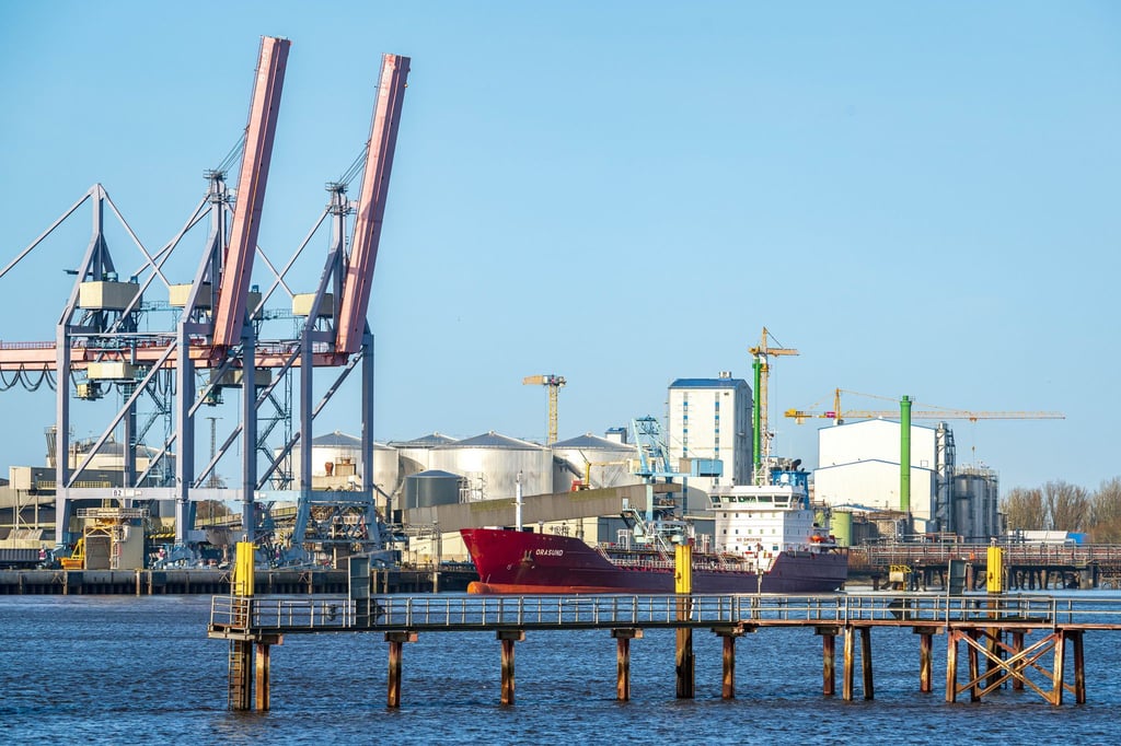 Im Braker Seehafen kam es zu einem Schiffsunfall. (Archivbild)