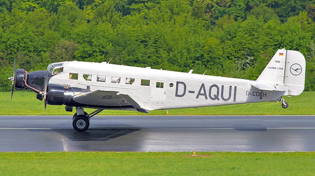 Anfang der Woche hat die Ju52, Traditionsflugzeug der Lufthansa Stiftung Berlin. den Flughafen Paderborn auf dem Landweg verlassen.