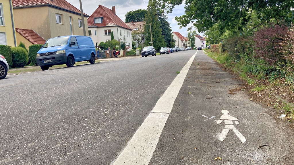 In der Essener Straße ist eine Parkfläche in einen Fußweg umgewandelt worden. Ersatz für die dauerhaft entfallenen Stellplätze gibt es nicht.