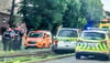Die Fahrt endete im Gleisbett: Das Polizeiauto ist in der Merseburger Straße von der Fahrbahn abgekommen, um einem ebenfalls mit Sondersignal fahrenden Feuerwehrauto auszuweichen. Ziel der Beamten war ein Einsatz gegen Randalierer, die auch Polizisten angegriffen haben.