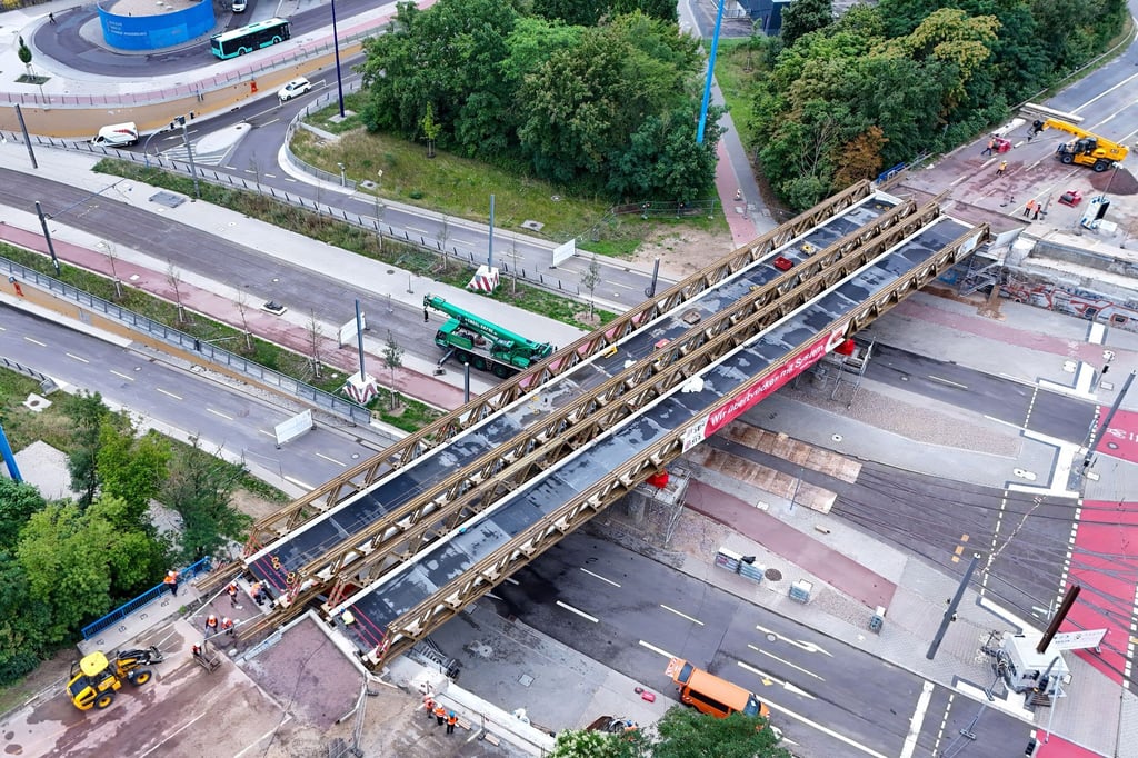 Die zweite Behelfsbrücke über den Damaschkeplatz wird eingeschoben.