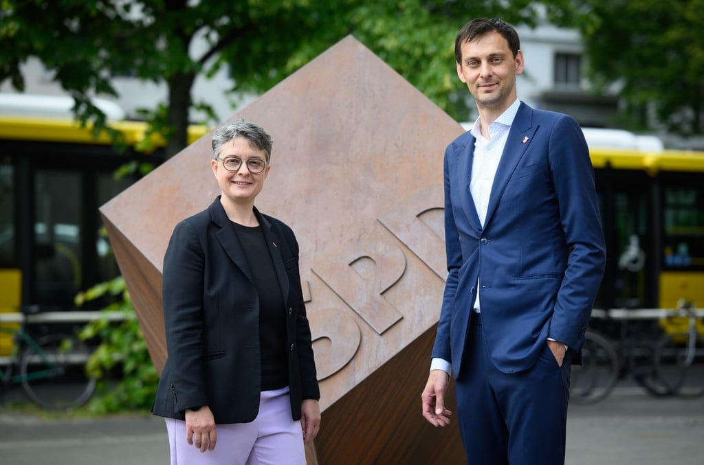 Die Berliner SPD-Landeschefs Nicola Böcker-Giannini und Martin Hikel wollen sich sich bei der Frage der Spitzenkandidatur nicht treiben lassen. (Archivbild)