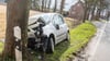 Am Sonntag ist ein 20-jähriger Autofahrer auf der L127 zwischen Meltendorf und Giersdorf gegen einen Baum geprallt.