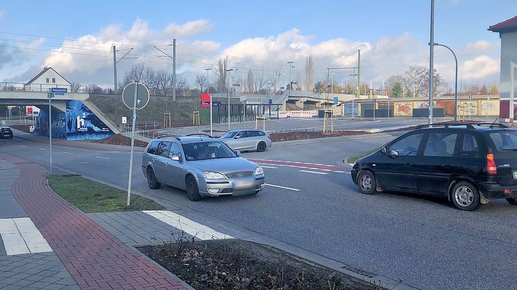 Wäre hier eine geeignete Stelle für einen Zebrastreifen? Verkehrszählungen an der Osterburger Straße in Stendal sollen die Antwort bringen.