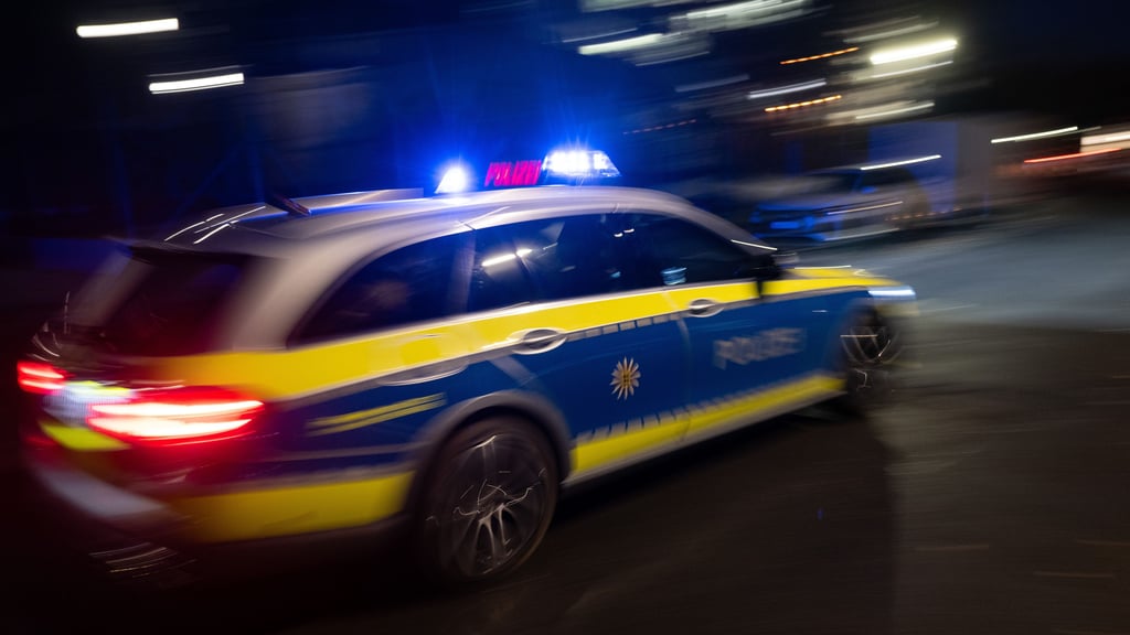 Auf dem Weg zum Einsatz ist ein Auto der Polizei zwischen die Schienen der Straßenbahn in Halle geraten.
