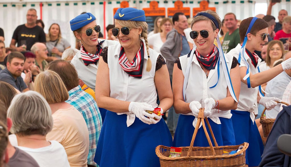 Bevor sich die Graboer Dorfhühner auf den Weg in ferne Länder machten, verteilten sie als Stewardessen kleine Geschenke an das Publikum.