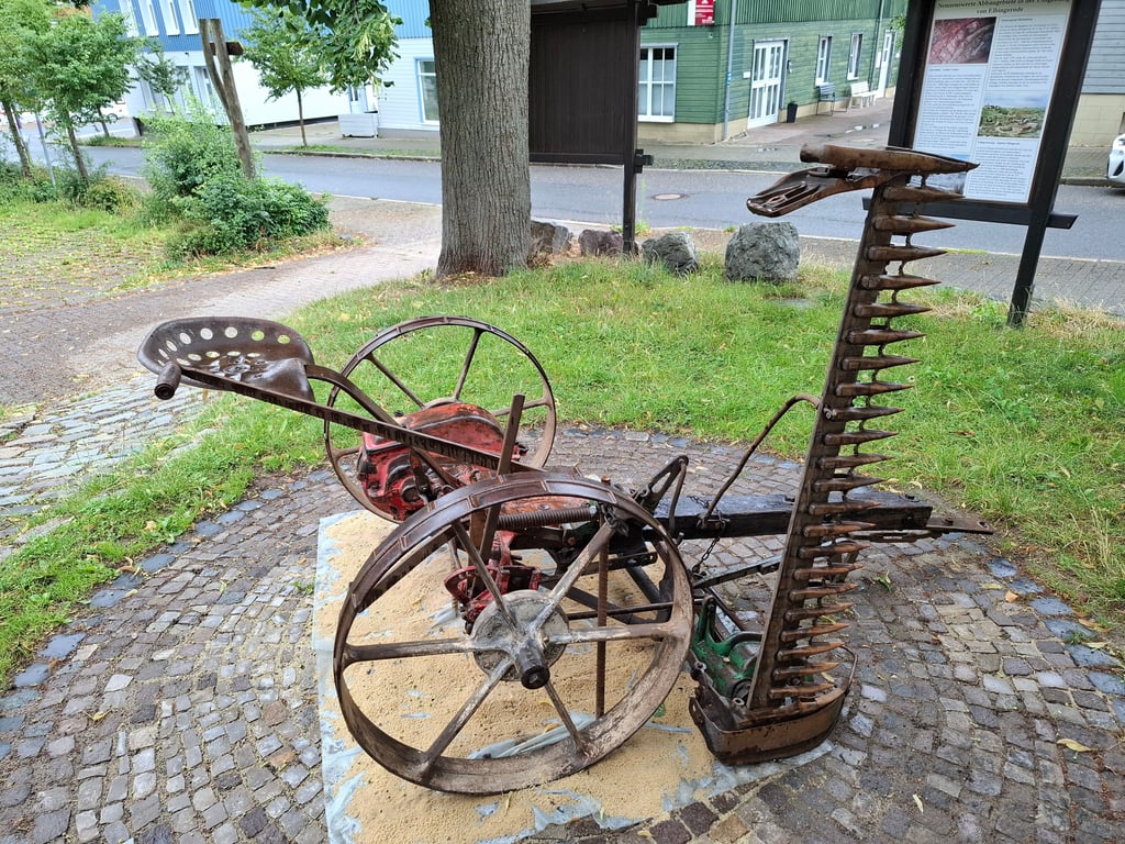 Diese circa 100 Jahre alte Mähmaschine kann bei der Heimatstube Elbingerode besichtigt werden.