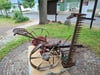 Diese circa 100 Jahre alte Mähmaschine kann bei der Heimatstube Elbingerode besichtigt werden.