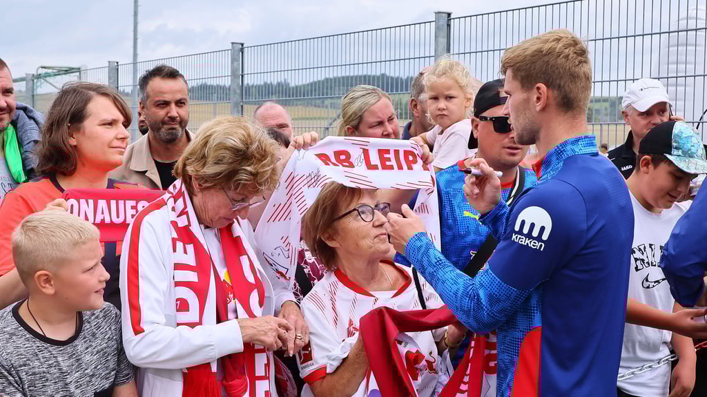 Timo Werner schreibt Autogramme für RB-Fans.
