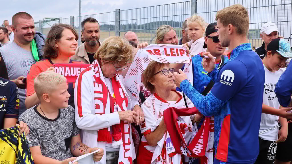 Timo Werner schreibt Autogramme für RB-Fans.