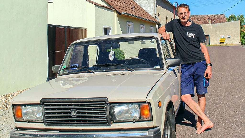 Christian Lindow aus Badewitz schwört auf den Lada. Das gute Stück von 1989 hat er komplett selber saniert.