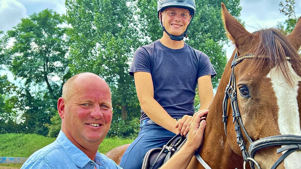 Mike Kebernik mit einem seiner beiden Lehrlinge, Janne Woldt, auf Justiso.