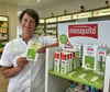  Apothekerin Christiane Peisker von der Spitzweg-Apotheke  in Jessen erklärt, wie man sich vor den Zecken schützen kann. 